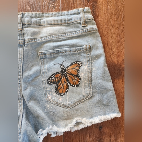 Hand Painted Cut Off Jean Shorts / Forever 21 SIZE 30 Treated Fabric Paint - Picture 4 of 6